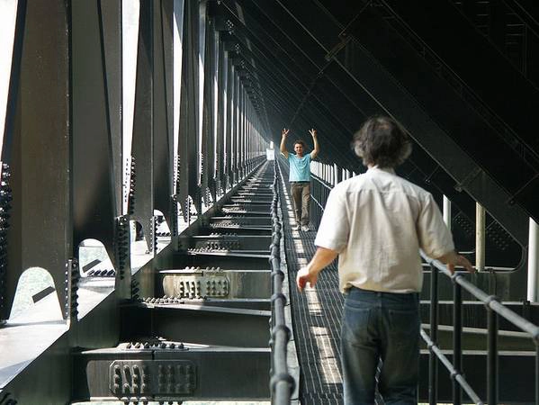 Du khách thích thú tham quan cầu. Ảnh: Highestbridges. Du khách thích thú tham quan cầu. Ảnh: Highestbridges.