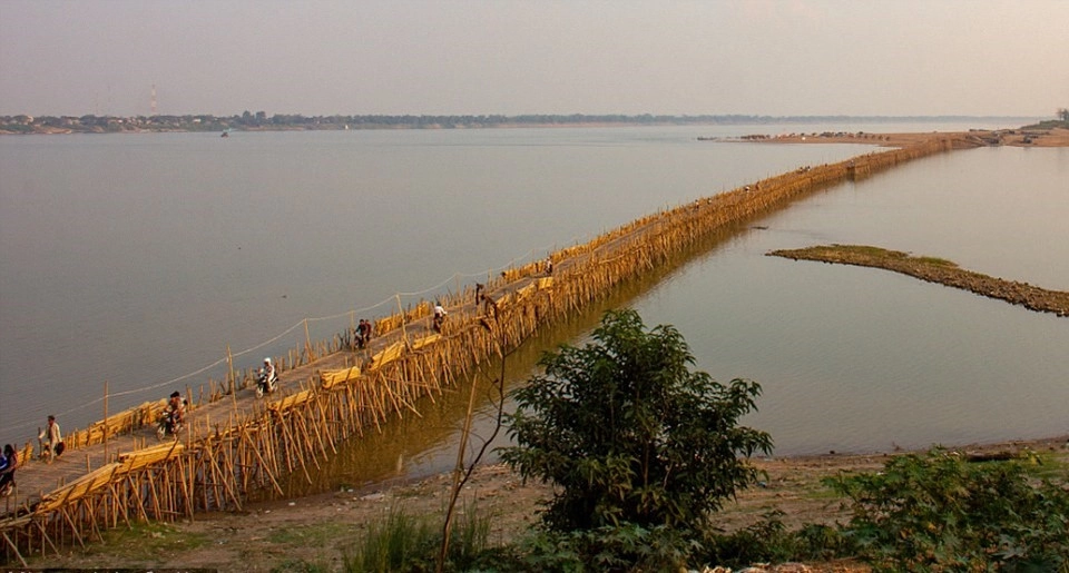 Cây cầu tre có chiều dài hơn 1 km, bắc qua sông Mekong, nối thành phố Kampong Cham với đảo Koh Paen. Cây cầu được ghép từ 50.000 cọc tre chắc chắn.