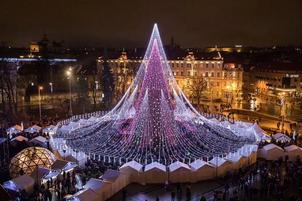 Mùa Giáng sinh chính thức bắt đầu tại Vilnius, thủ đô Lithuania, khi cây thông Noel ở đây được thắp sáng giữa quảng trường Nhà thờ vào ngày đầu tiên tháng 12. Ảnh: Saulius Žiūra. Mùa Giáng sinh chính thức bắt đầu tại Vilnius, thủ đô Lithuania, khi cây thông Noel ở đây được thắp sáng giữa quảng trường Nhà thờ vào ngày đầu tiên tháng 12. Ảnh: Saulius Žiūra.