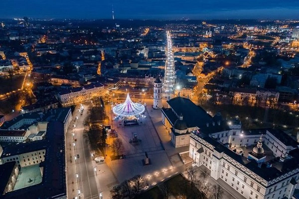 Trong hình là cây thông Noel của năm 2016 tại Vilnius, thắp sáng vào đêm 26/11 với 50.000 bóng đèn trang trí. Ảnh: Lukas Balandis. Trong hình là cây thông Noel của năm 2016 tại Vilnius, thắp sáng vào đêm 26/11 với 50.000 bóng đèn trang trí. Ảnh: Lukas Balandis.