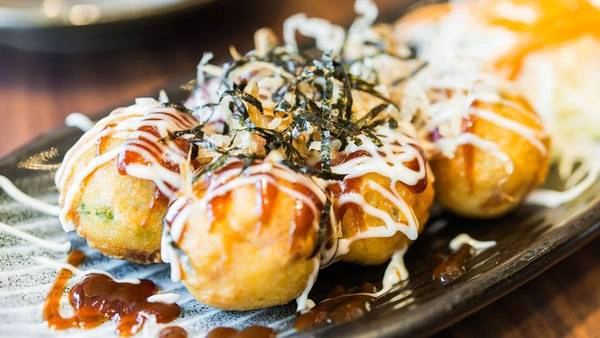 Nhật Bản: Takoyaki là món ăn vỉa hè được yêu thích, gồm các viên bạch tuộc nướng rưới sốt ngọt, rong biển và cá khô bào. Mùi thơm của takoyaki khiến du khách khó lòng từ chối. Ảnh: Eater. Nhật Bản: Takoyaki là món ăn vỉa hè được yêu thích, gồm các viên bạch tuộc nướng rưới sốt ngọt, rong biển và cá khô bào. Mùi thơm của takoyaki khiến du khách khó lòng từ chối. Ảnh: Eater.