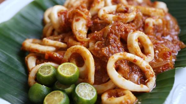 Malaysia: Ẩm thực đường phố của Malaysia chịu ảnh hưởng từ Trung Quốc và các quốc gia Đông Nam Á. Thường các quầy hàng chỉ chuyên bán một món suốt nhiều thế hệ. Bạn nên thử sambal sotong, gồm mực và đậu petai được ướp cay, nướng chín và bày trên lá chuối ở Penang. Ảnh: TheMEATMENsg. Malaysia: Ẩm thực đường phố của Malaysia chịu ảnh hưởng từ Trung Quốc và các quốc gia Đông Nam Á. Thường các quầy hàng chỉ chuyên bán một món suốt nhiều thế hệ. Bạn nên thử sambal sotong, gồm mực và đậu petai được ướp cay, nướng chín và bày trên lá chuối ở Penang. Ảnh: TheMEATMENsg.