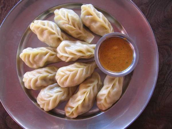 Nepal: Có cách chế biến tương tự như sủi cảo, món momo của người Nepal khiến ngay cả những du khách khó tính nhất cũng phải hài lòng. Mono có lớp vỏ mỏng và phần nhân thịt thơm ngon, được hấp hoặc rán chín, với hương vị đậm đà khiến bạn ăn mãi không chán. Ảnh: Holidify. Nepal: Có cách chế biến tương tự như sủi cảo, món momo của người Nepal khiến ngay cả những du khách khó tính nhất cũng phải hài lòng. Mono có lớp vỏ mỏng và phần nhân thịt thơm ngon, được hấp hoặc rán chín, với hương vị đậm đà khiến bạn ăn mãi không chán. Ảnh: Holidify.
