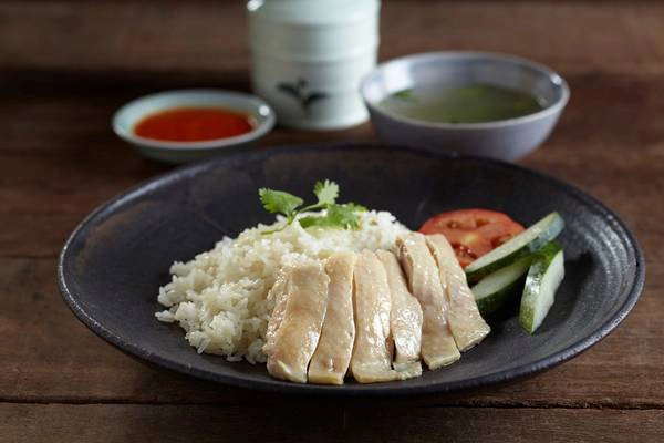 Singapore: Cơm gà là đặc sản bình dân của Singapore, với cách làm đơn giản nhưng hương vị rất ngon. Gà được luộc nhừ, chặt miếng, dọn ra cùng dưa chuột, rau thơm, sốt chấm, xì dầu, với cơm nấu bằng nước luộc gà và một bát canh nóng. Ảnh: Foodrepublic. Singapore: Cơm gà là đặc sản bình dân của Singapore, với cách làm đơn giản nhưng hương vị rất ngon. Gà được luộc nhừ, chặt miếng, dọn ra cùng dưa chuột, rau thơm, sốt chấm, xì dầu, với cơm nấu bằng nước luộc gà và một bát canh nóng. Ảnh: Foodrepublic.
