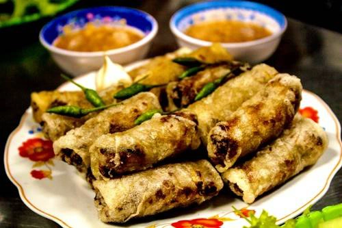 Thực khách có thể ăn chả dông kèm với ớt xanh, tỏi và các loại rau sống. Ảnh: Minh Đức Thực khách có thể ăn chả dông kèm với ớt xanh, tỏi và các loại rau sống. Ảnh: Minh Đức