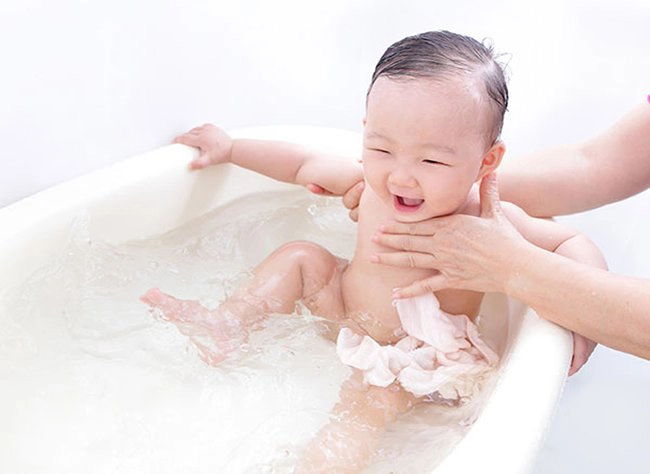 Nên tắm cho trẻ bị tay chân miệng bằng nước ấm