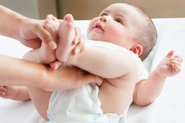 trẻ mọc mụn ở hậu môn