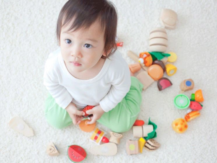 Cho trẻ chơi với những đồ vật lớn
