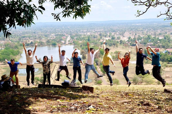 Bay lên nào trên khu vực đền Wat Phou