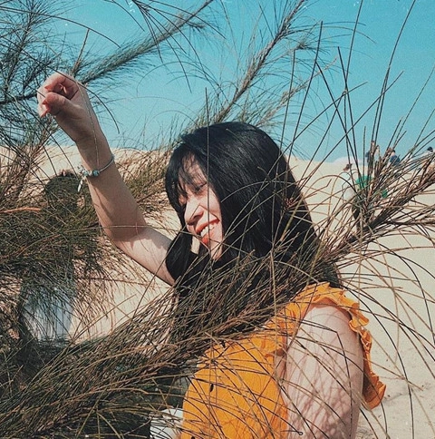 Đồi cát Quang Phú (Quảng Bình): Không chỉ có động Thiên Đường, suối nước Mọc... Quảng Bình còn sở hữu đồi cát Quang Phú, tiểu sa mạc lý tưởng để bạn thỏa sức check-in, sống ảo. Từ sáng tới chiều tối, màu sắc của cát sẽ thay đổi kỳ diệu theo đường di chuyển của Mặt Trời. Cát từ trắng tinh lúc bình minh chuyển sang vàng rực lúc nắng lên tới đỉnh đầu và nhuộm màu xám trắng khi chiều tối. Ảnh: Leminhthuuu, Quyenieuu97. Đồi cát Quang Phú (Quảng Bình): Không chỉ có động Thiên Đường, suối nước Mọc... Quảng Bình còn sở hữu đồi cát Quang Phú, tiểu sa mạc lý tưởng để bạn thỏa sức check-in, sống ảo. Từ sáng tới chiều tối, màu sắc của cát sẽ thay đổi kỳ diệu theo đường di chuyển của Mặt Trời. Cát từ trắng tinh lúc bình minh chuyển sang vàng rực lúc nắng lên tới đỉnh đầu và nhuộm màu xám trắng khi chiều tối. Ảnh: Leminhthuuu, Quyenieuu97.