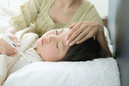 Trẻ sốt 38 độ C kèm ho và nôn ói