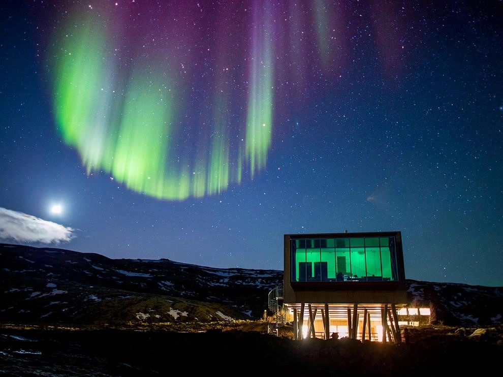 Iceland: Hòn đảo này đem lại nhiều trải nghiệm giá trị, từ cơ hội ngắm nhìn Bắc cực quang tới khám phá những hang băng lộng lẫy, thác nước khổng lồ và bãi biển cát đen. Du khách có thể nghỉ lại khách sạn thám hiểm hạng sang ION, thưởng thức những món ăn bản địa và tiếp xúc với nền văn hóa độc đáo nơi đây. Ảnh: Life & Soul Magazine.