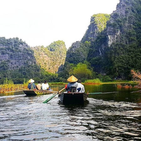 Ninh Bình là điểm khởi đầu cho hành trình du lịch bụi Việt Nam của Marc. Anh đã đi thuyền ở Tam Cốc, khám phá khung cảnh nên thơ của dòng sông và những dãy núi đá vôi.