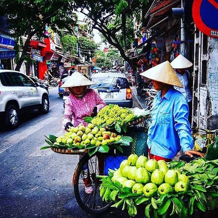 Anh trở lại Hà Nội, khám phá những con phố đông đúc người, xe và hàng rong.