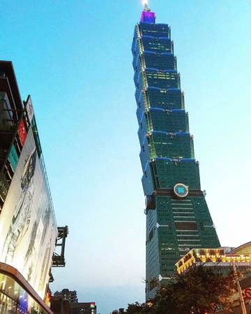 "Đài Loan có khí hậu mát mẻ, không lạnh như ở Hàn hay châu Âu, ẩm thực thì ngon vô cùng, dịch vụ du lịch rất tốt, người dân thân thiện nhưng chỉ có một số ít nói được tiếng Anh thôi. Con người lúc nào cũng sẵn sàng giúp đỡ khách du lịch", Thế Anh chia sẻ. "Đài Loan có khí hậu mát mẻ, không lạnh như ở Hàn hay châu Âu, ẩm thực thì ngon vô cùng, dịch vụ du lịch rất tốt, người dân thân thiện nhưng chỉ có một số ít nói được tiếng Anh thôi. Con người lúc nào cũng sẵn sàng giúp đỡ khách du lịch", Thế Anh chia sẻ.