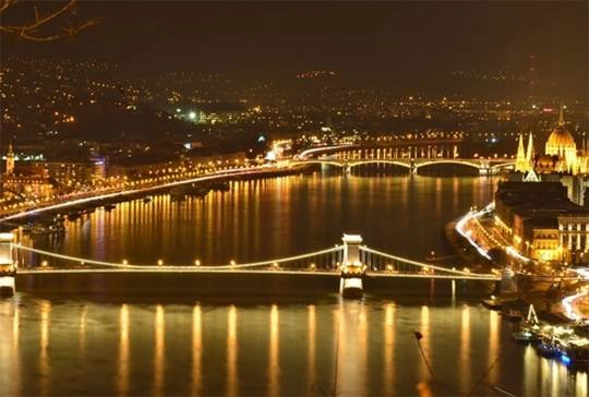 Budapest và những cây cầu về đêm.