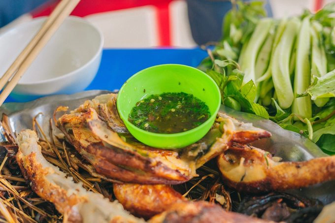 Món này ăn kèm rau sống, dưa leo, chấm nhiều loại nước chấm tùy ý như nước mắm nhà làm, muối tiêu chanh, muối ớt chanh, trong đó nước chấm lá trúc lạ miệng nhưng hơi mặn, chỉ nên chấm một lượng vừa phải. Món này ăn kèm rau sống, dưa leo, chấm nhiều loại nước chấm tùy ý như nước mắm nhà làm, muối tiêu chanh, muối ớt chanh, trong đó nước chấm lá trúc lạ miệng nhưng hơi mặn, chỉ nên chấm một lượng vừa phải.