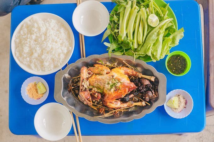 Tùy bạn muốn ăn bao nhiêu chủ quán sẽ chọn thay. Gà thả vườn thịt ngọt tự nhiên, không to, hai người ăn một con là vừa đủ. Với cánh đàn ông, để no bụng thì có thể gọi thêm cơm chiên tỏi hoặc cơm trắng. Tổng thiệt hại cho hai người khoảng 300.000 đồng kể cả nước uống. Tùy bạn muốn ăn bao nhiêu chủ quán sẽ chọn thay. Gà thả vườn thịt ngọt tự nhiên, không to, hai người ăn một con là vừa đủ. Với cánh đàn ông, để no bụng thì có thể gọi thêm cơm chiên tỏi hoặc cơm trắng. Tổng thiệt hại cho hai người khoảng 300.000 đồng kể cả nước uống.