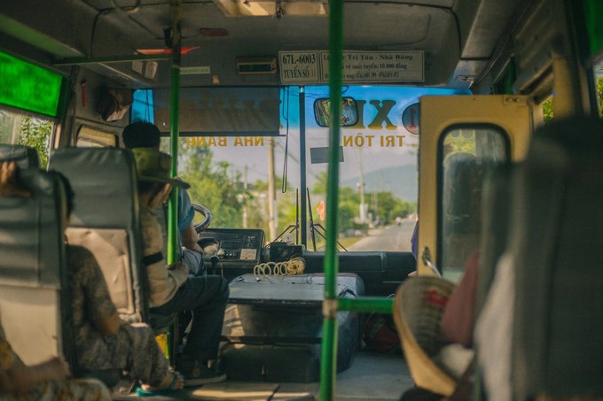 Bạn có thể chạy xe máy hoặc chọn xe buýt tuyến Nhà Bàng - Tri Tôn cũng được. Tuy xe hơi cũ nhưng thường vắng khách, chỗ ngồi thoải mái. Hầu hết hành khách là người dân tộc sống gần đó, nhân tiện trò chuyện, tìm hiểu về cuộc sống người địa phương cũng khá thú vị. Bạn có thể chạy xe máy hoặc chọn xe buýt tuyến Nhà Bàng - Tri Tôn cũng được. Tuy xe hơi cũ nhưng thường vắng khách, chỗ ngồi thoải mái. Hầu hết hành khách là người dân tộc sống gần đó, nhân tiện trò chuyện, tìm hiểu về cuộc sống người địa phương cũng khá thú vị.