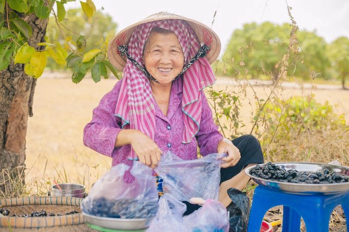 Tháng 4 đến tháng 7 là mùa trâm An Giang - món quà quê mộc mạc gắn liền với tuổi thơ của nhiều người. Đừng bỏ lỡ những thúng trâm đầy dọc đường trái to màu tím rịm. Mùa này trâm khá ngọt kèm tí vị chát vốn có nhai vui miệng. Một kg giá khoảng 50.000 đồng. Tháng 4 đến tháng 7 là mùa trâm An Giang - món quà quê mộc mạc gắn liền với tuổi thơ của nhiều người. Đừng bỏ lỡ những thúng trâm đầy dọc đường trái to màu tím rịm. Mùa này trâm khá ngọt kèm tí vị chát vốn có nhai vui miệng. Một kg giá khoảng 50.000 đồng.