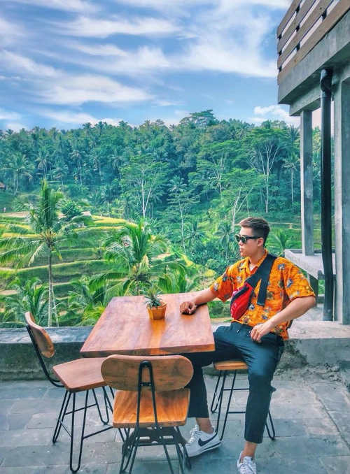 Bali là một miền đất khiến bất cứ ai từng đặt chân đến đều mang theo tâm trạng ngẩn ngơ, tiếc nuối khi rời xa. Nguyễn Đức Minh Hoàng - chàng trai sinh năm 1996, hiện sinh sống tại Hà Nội - vừa trở về từ miền đất Eat, Pray and Love này cũng là một trong số đó. Từng đặt chân tới nhiều miền đất dù còn khá trẻ nhưng chàng phượt thủ này vẫn dành nhiều tình yêu cho Bali. Bali là một miền đất khiến bất cứ ai từng đặt chân đến đều mang theo tâm trạng ngẩn ngơ, tiếc nuối khi rời xa. Nguyễn Đức Minh Hoàng - chàng trai sinh năm 1996, hiện sinh sống tại Hà Nội - vừa trở về từ miền đất Eat, Pray and Love này cũng là một trong số đó. Từng đặt chân tới nhiều miền đất dù còn khá trẻ nhưng chàng phượt thủ này vẫn dành nhiều tình yêu cho Bali.