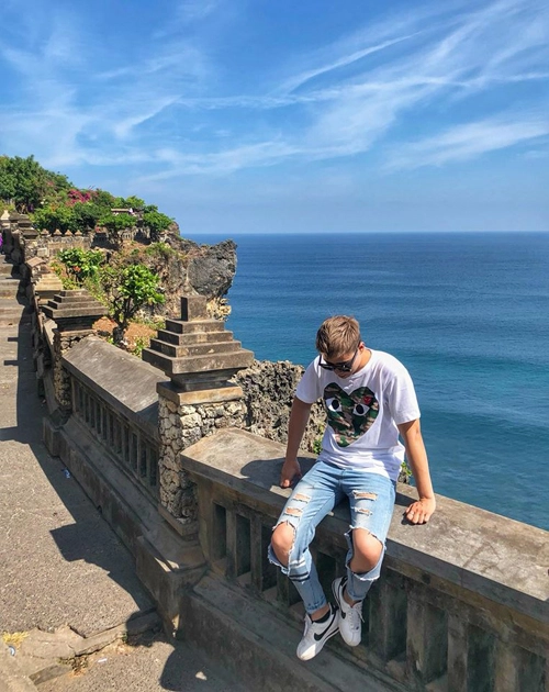 Đền Uluwatu yên bình ẩn mình bên trong khung cảnh thiên nhiên hùng vĩ. Được chạm khắc từ đá san hô đen, ngôi đền nằm trên mỏm của vách đá cao 76 m, nhìn ra biển Java. Uluwatu là được xây dựng từ thế kỷ thứ 10 và là một trong những ngôi đền cổ xưa nhất Bali. Chụp ảnh ở đây rất đẹp, biển xanh ngắt, sóng vỗ trắng xoá, ngôi đền cổ xưa lấp ló xa xa trên vách đá. Đền Uluwatu yên bình ẩn mình bên trong khung cảnh thiên nhiên hùng vĩ. Được chạm khắc từ đá san hô đen, ngôi đền nằm trên mỏm của vách đá cao 76 m, nhìn ra biển Java. Uluwatu là được xây dựng từ thế kỷ thứ 10 và là một trong những ngôi đền cổ xưa nhất Bali. Chụp ảnh ở đây rất đẹp, biển xanh ngắt, sóng vỗ trắng xoá, ngôi đền cổ xưa lấp ló xa xa trên vách đá.