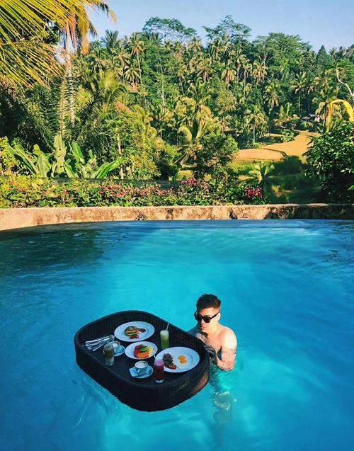 Bali là nơi lý tưởng dành cho những ai muốn tận hưởng những phút giây yên bình và thư thái. Một trong các trải nghiệm mà bạn không nên bỏ qua là thưởng thức floating breakfast (bữa sáng nổi).Bạn vừa bơi vừa có bữa sáng trôi bồng bềnh trên mặt nước, nhã không gì bằng. Hoàng bật mí rằng, đây là đặc sản của Bali nhưng bạn hãy nhớ đặt trc một ngày nếu không họ sẽ chỉ phục vụ các bạn bữa sáng kiểu truyền thống. Bali là nơi lý tưởng dành cho những ai muốn tận hưởng những phút giây yên bình và thư thái. Một trong các trải nghiệm mà bạn không nên bỏ qua là thưởng thức floating breakfast (bữa sáng nổi).Bạn vừa bơi vừa có bữa sáng trôi bồng bềnh trên mặt nước, nhã không gì bằng. Hoàng bật mí rằng, đây là đặc sản của Bali nhưng bạn hãy nhớ đặt trc một ngày nếu không họ sẽ chỉ phục vụ các bạn bữa sáng kiểu truyền thống.