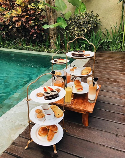 Chàng trai rất hài lòng với tất cả các dịch vụ khách sạn được trải nghiệm ở Bali. "Dịch vụ ở Bali siêu đỉnh! Cả nhà mình 5 người khi nhận phòng được chào đón bằng 3 tháp trà bánh siêu nhiều phục vụ tận nơi, ăn mãi mà không hết. Nhân viên thì lúc nào cũng tươi cười, lúc nào cũng cúi đầu chào khi nhìn thấy khách. Bữa sáng cũng được phục vụ tại phòng rất ngon, order từ tối hôm trước để họ chuẩn bị. Khi check out cũng được tiễn bằng 5 quả dừa cài hoa đại xinh ơi là xinh", Hoàng cho biết. Chàng trai rất hài lòng với tất cả các dịch vụ khách sạn được trải nghiệm ở Bali. "Dịch vụ ở Bali siêu đỉnh! Cả nhà mình 5 người khi nhận phòng được chào đón bằng 3 tháp trà bánh siêu nhiều phục vụ tận nơi, ăn mãi mà không hết. Nhân viên thì lúc nào cũng tươi cười, lúc nào cũng cúi đầu chào khi nhìn thấy khách. Bữa sáng cũng được phục vụ tại phòng rất ngon, order từ tối hôm trước để họ chuẩn bị. Khi check out cũng được tiễn bằng 5 quả dừa cài hoa đại xinh ơi là xinh", Hoàng cho biết.