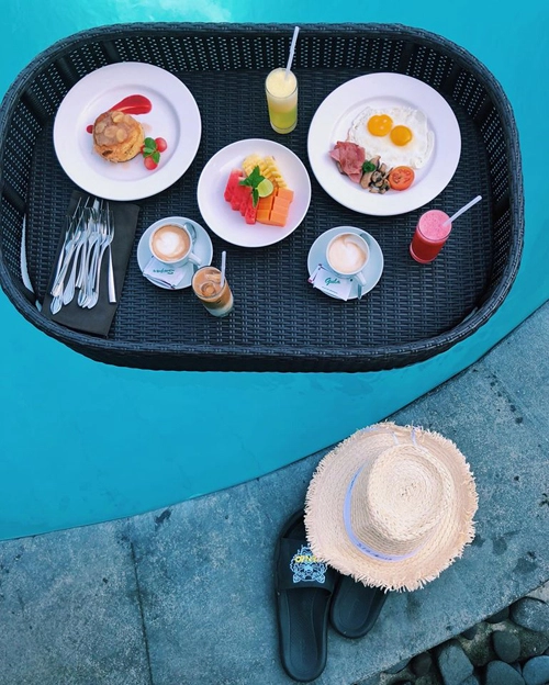Lịch trình 5 ngày 4 đêm của gia đình Minh Hoàng bao gồm: ngày 1 di chuyển Hà Nội - Ubud. Ngày 2: khám phá Ubud, chơi xích đu khổng lồ Bali swing, đền Tirta Empul. Ngày 3: Monkey Forest Ubud, đền Tanah Lot, bãi biển Seminyak, buổi tối chơi ở các bar club ở đây. Ngày 4: đền Uluwatu, bãi biển Kuta. Lịch trình 5 ngày 4 đêm của gia đình Minh Hoàng bao gồm: ngày 1 di chuyển Hà Nội - Ubud. Ngày 2: khám phá Ubud, chơi xích đu khổng lồ Bali swing, đền Tirta Empul. Ngày 3: Monkey Forest Ubud, đền Tanah Lot, bãi biển Seminyak, buổi tối chơi ở các bar club ở đây. Ngày 4: đền Uluwatu, bãi biển Kuta.