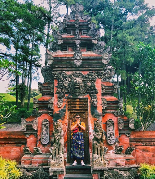 Du khách thường tới tắm nguồn nước thần tại đền Tirta Empul. Ngôi đền được xây dựng từ thế kỷ thứ 10, là một trong những ngôi đền linh thiêng bậc nhất tại Bali, được bao bọc bởi dòng suối chảy quanh năm. Nước từ con suối chảy qua một ao nước thánh trầm tích sủi bọt và từ đó chảy vào hai hồ bơi lớn hình chữ nhật qua các đài phun nước được chạm khắc cầu kỳ. Du khách thường tới tắm nguồn nước thần tại đền Tirta Empul. Ngôi đền được xây dựng từ thế kỷ thứ 10, là một trong những ngôi đền linh thiêng bậc nhất tại Bali, được bao bọc bởi dòng suối chảy quanh năm. Nước từ con suối chảy qua một ao nước thánh trầm tích sủi bọt và từ đó chảy vào hai hồ bơi lớn hình chữ nhật qua các đài phun nước được chạm khắc cầu kỳ.