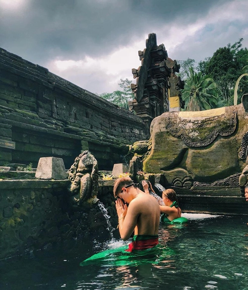 Nếu muốn trầm mình, gột rửa bản thân, du khách có thể thuê một tủ gửi đồ và thuê một chiếc sarong khác để xuống hồ bơi. Sarong mượn từ ngoài cổng không được mặc xuống nước. Người dân Bali tin rằng tắm tại đền này sẽ giúp gột rửa, thanh tẩy bản thân, đem lại sức khỏe và sự may mắn. Đối với các du khách, sẽ là một trải nghiệm thú vị nét văn hóa cổ truyền đặc sắc của người Indonesia. Nếu muốn trầm mình, gột rửa bản thân, du khách có thể thuê một tủ gửi đồ và thuê một chiếc sarong khác để xuống hồ bơi. Sarong mượn từ ngoài cổng không được mặc xuống nước. Người dân Bali tin rằng tắm tại đền này sẽ giúp gột rửa, thanh tẩy bản thân, đem lại sức khỏe và sự may mắn. Đối với các du khách, sẽ là một trải nghiệm thú vị nét văn hóa cổ truyền đặc sắc của người Indonesia.