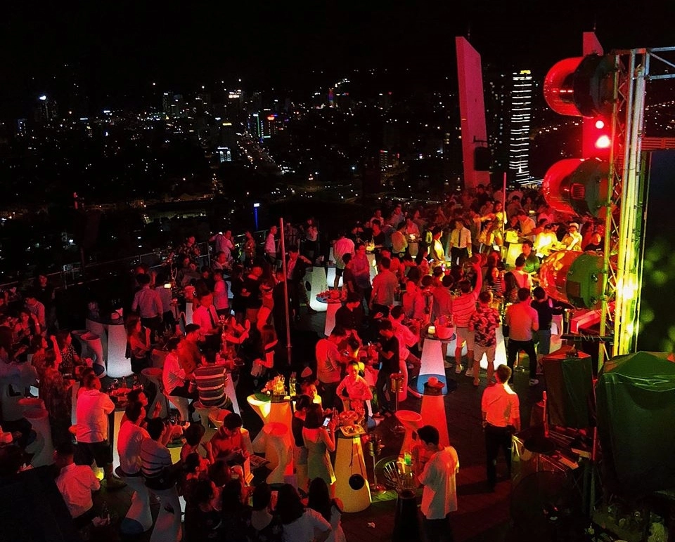 Một trong những điểm xõa "khét tiếng" của dân chơi Đà thành là quán bar ở tầng 36 trong khách sạn nhìn thẳng ra biển Mỹ Khê. Bạn có thể đến đây vào ban ngày, thưởng thức ly cocktail hay phiêu theo điệu EDM xập xình vào ban đêm. Seungju chia sẻ, anh gặp nhiều đồng hương ở đây do khá nhiều người Hàn giới thiệu về nó trên naver (trang thông tin tổng hợp lớn nhất Hàn Quốc) sau khi du lịch Đà Nẵng.