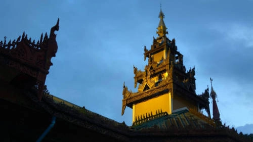 Mặt trời ngả bóng trên miền đất Phật. Ảnh: Minh An.