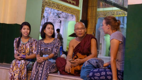 Một vị sư thầy trò chuyện cùng khách thăm chùa. Ảnh: Minh An.