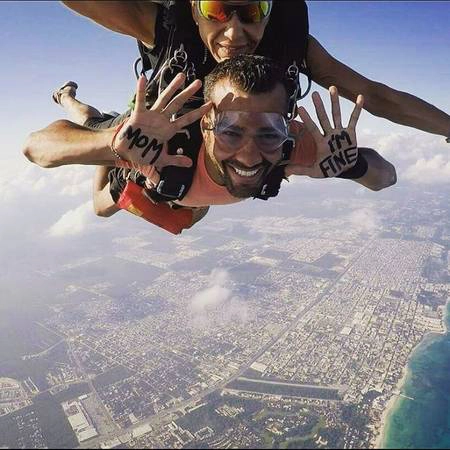Quiñonez bỏ việc và bán xe để lên đường du lịch. Khi đến Cuba, điểm đến đầu tiên trên hành trình của mình, anh bắt đầu gặp khó khăn trong việc giữ liên lạc với gia đình. Quiñonez bỏ việc và bán xe để lên đường du lịch. Khi đến Cuba, điểm đến đầu tiên trên hành trình của mình, anh bắt đầu gặp khó khăn trong việc giữ liên lạc với gia đình.