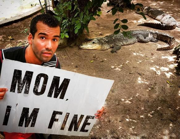 Anh nảy ra sáng kiến tạo tài khoản @momimfine để liên lạc qua Instagram với những tấm bảng viết: “Mẹ ơi, con ổn”. Anh nảy ra sáng kiến tạo tài khoản @momimfine để liên lạc qua Instagram với những tấm bảng viết: “Mẹ ơi, con ổn”.