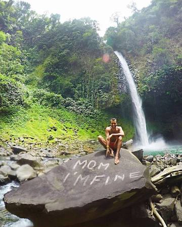 Jonathan Quiñonez chụp tại một dòng thác ở Costa Rica. Jonathan Quiñonez chụp tại một dòng thác ở Costa Rica.