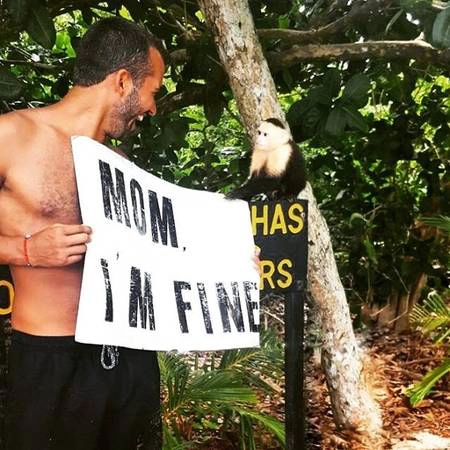 Chú khỉ giúp Jonathan Quiñonez giữ dòng "tin nhắn" cho mẹ ở Costa Rica. Chú khỉ giúp Jonathan Quiñonez giữ dòng "tin nhắn" cho mẹ ở Costa Rica.