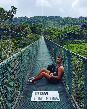 "Mẹ ơi, con ổn" từ cầu treo ở Costa Rica. "Mẹ ơi, con ổn" từ cầu treo ở Costa Rica.
