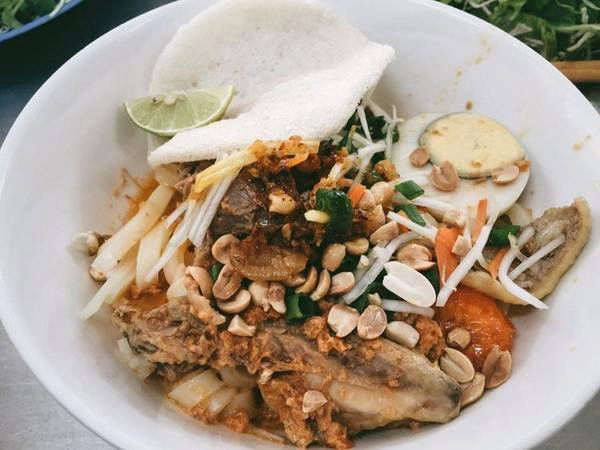 Một hoạt động mà Tuấn Anh và nhóm bạn của mình không bỏ qua ở bất cứ nơi nào khi đến là thưởng thức ẩm thực địa phương. “Mình rất ấn tượng với bánh mình Phượng ở Hội An, tuy lúc đến là trời đang mưa nhưng bọn mình vẫn mặc áo mưa và cùng nhau thưởng thức. Đây sẽ là kỷ niệm mình không thể nào quên được trong chuyến đi vừa rồi”, Tuấn Anh kể lại. Một hoạt động mà Tuấn Anh và nhóm bạn của mình không bỏ qua ở bất cứ nơi nào khi đến là thưởng thức ẩm thực địa phương. “Mình rất ấn tượng với bánh mình Phượng ở Hội An, tuy lúc đến là trời đang mưa nhưng bọn mình vẫn mặc áo mưa và cùng nhau thưởng thức. Đây sẽ là kỷ niệm mình không thể nào quên được trong chuyến đi vừa rồi”, Tuấn Anh kể lại.
