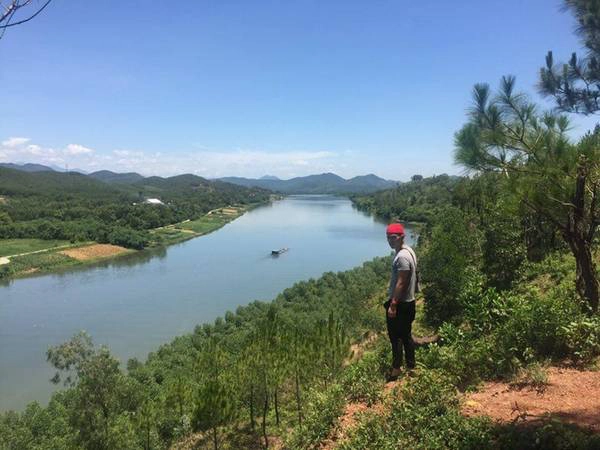 Đồi vọng cảnh là một trong những địa điểm mà chàng trai này gợi ý khi đến thành phố Huế. Với cảnh sắc thiên nhiên thanh bình, có hướng nhìn ra dòng sông Hương nổi tiếng, đây chắc chắn là điểm đến thú vị dành cho người ưa thích khám phá và chụp ảnh. Đồi vọng cảnh là một trong những địa điểm mà chàng trai này gợi ý khi đến thành phố Huế. Với cảnh sắc thiên nhiên thanh bình, có hướng nhìn ra dòng sông Hương nổi tiếng, đây chắc chắn là điểm đến thú vị dành cho người ưa thích khám phá và chụp ảnh.
