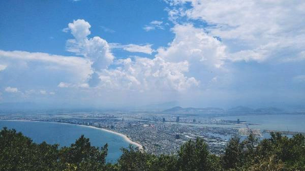 Đà Nẵng hiện ra trong những bức hình của Tuấn Anh là một thành phố đang phát triển, văn minh và hiện đại. Tại đây, nhóm bạn đã chọn một khách sạn gần cầu Rồng, ngay ngã 3 Trần Quốc Toản và Bạch Đằng là điểm dừng chân. Theo lời chia sẻ, chỗ ở này khá đông vui nhộn nhịp nhiều hàng ăn, quán xá xung quanh. Phòng riêng thì 400.000 đồng/đêm, nhóm của Tuấn Anh ở 3 người nên tính thêm là 488.000 đồng/đêm. Đà Nẵng hiện ra trong những bức hình của Tuấn Anh là một thành phố đang phát triển, văn minh và hiện đại. Tại đây, nhóm bạn đã chọn một khách sạn gần cầu Rồng, ngay ngã 3 Trần Quốc Toản và Bạch Đằng là điểm dừng chân. Theo lời chia sẻ, chỗ ở này khá đông vui nhộn nhịp nhiều hàng ăn, quán xá xung quanh. Phòng riêng thì 400.000 đồng/đêm, nhóm của Tuấn Anh ở 3 người nên tính thêm là 488.000 đồng/đêm.