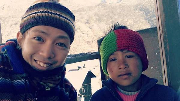 Chụp ảnh cùng em bé Himalaya sống trên độ cao 4.200 m. Chụp ảnh cùng em bé Himalaya sống trên độ cao 4.200 m.
