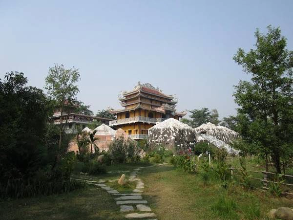 Đức rất hạnh phúc khôn tả khi bắt gặp một ngôi chùa Việt Nam ở Lumbini - nơi Phật sinh ra. Sau chuyến đi ngoài sức tưởng tượng này, Đức tự tin khẳng định: “Du lịch bụi vòng quanh thế giới là điều mình hoàn toàn có thể tự thực hiện được mà không cần phải có nhiều tiền”. Đức rất hạnh phúc khôn tả khi bắt gặp một ngôi chùa Việt Nam ở Lumbini - nơi Phật sinh ra. Sau chuyến đi ngoài sức tưởng tượng này, Đức tự tin khẳng định: “Du lịch bụi vòng quanh thế giới là điều mình hoàn toàn có thể tự thực hiện được mà không cần phải có nhiều tiền”.