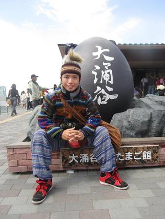 Chụp tại núi Hakone (Nhật Bản) bên cạnh biểu tượng "trứng đen". Chụp tại núi Hakone (Nhật Bản) bên cạnh biểu tượng "trứng đen".