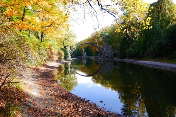 Cây cầu cổ tích này nằm giữa công viên Kromlau lớn cách thủ đô Berlin 180 km hướng về phía Tây, sát biên giới với Ba Lan. Theo Hà, cách đến đây tốt nhất là đi bằng ôtô, bởi ga tàu gần nhất cách đó khoảng 7 km. Nếu bạn không có ôtô hoặc xe đạp, hành trình đến đây thực sự là một thử thách. Con đường ngắn nhất từ ga tàu đến cây cầu là xuyên rừng. Tổng cộng anh đã đi bộ hơn 13 km và gần 4 giờ ngồi tàu chỉ để ngắm cây cầu và trở về lại Berlin.