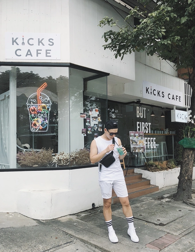 Món trứng chiên kẹp bánh mì đen ở Kicks Cafe là bữa sáng yêu thích của Ryan, cũng là món đinh của quán. Soda ở quán mê hoặc khách hàng, không chỉ nhờ hương vị ổn, mát lạnh mà còn trình bày đẹp. Từng lớp nước đủ màu sắc xen kẽ nhau, trở thành "đạo cụ" chụp ảnh lý tưởng.