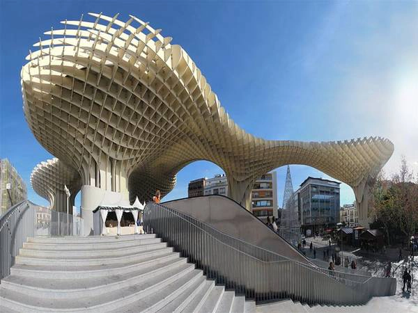 Tòa nhà bằng gỗ Metropol Parasol trong khu phố cổ của Sevilla, Tây Ban Nha