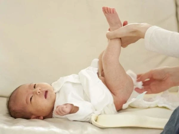 Trẻ 2 tháng tuổi đi ngoài ngày 3-4 lần có sao không?