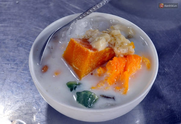 Chính vì nhiều loại nhân được hòa trộn với nhau nên món chè này vừa có màu vàng ươm tự nhiên, cùng mùi beo béo của dừa, vị ngọt thanh, bùi bùi của bí, của hột gà hòa cùng sữa, ngon không thể tả hết. Chính vì nhiều loại nhân được hòa trộn với nhau nên món chè này vừa có màu vàng ươm tự nhiên, cùng mùi beo béo của dừa, vị ngọt thanh, bùi bùi của bí, của hột gà hòa cùng sữa, ngon không thể tả hết.